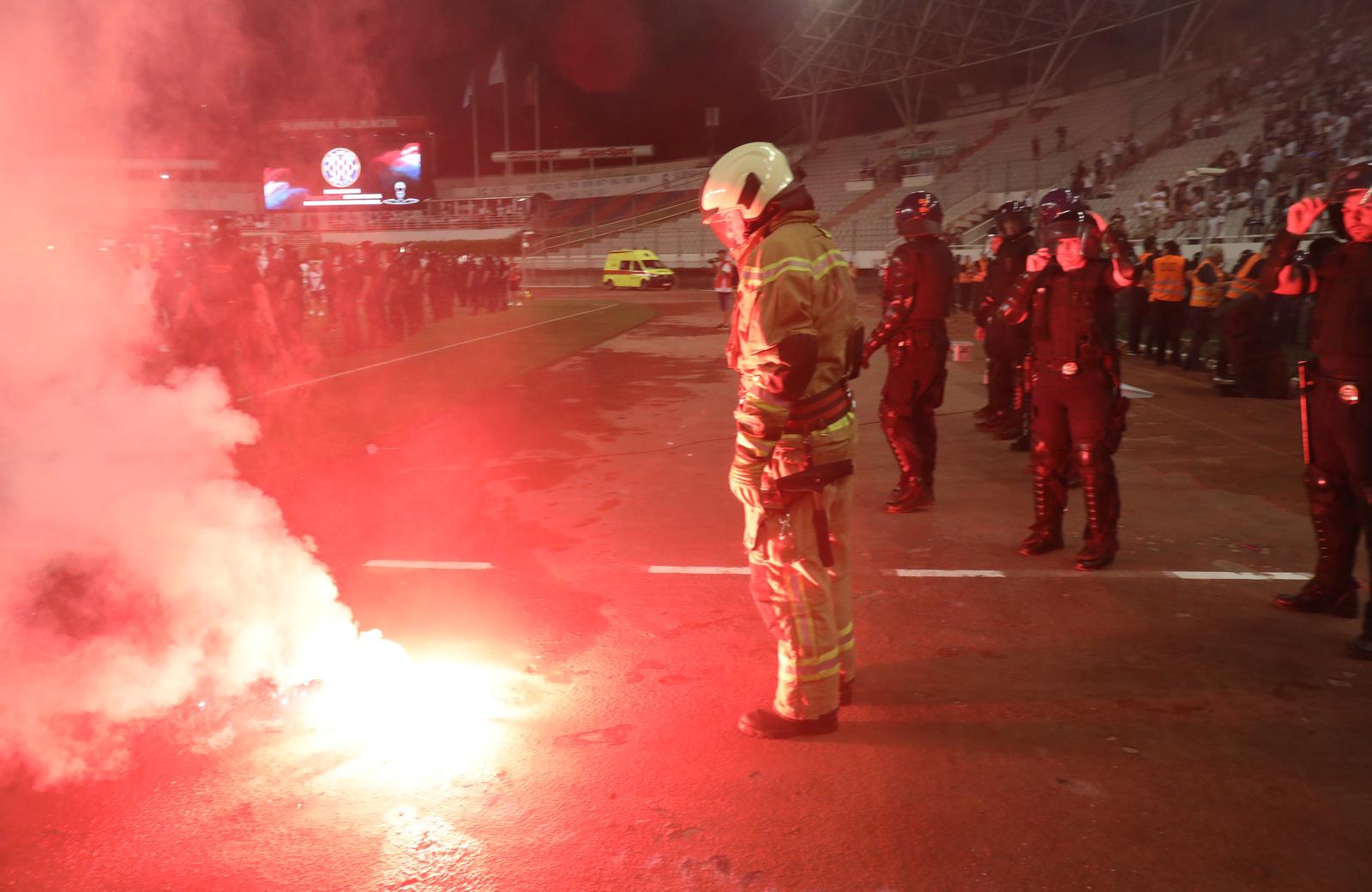 Split: Armada bacala baklje na svečanu ložu. Jedna je uletjela među uzvanike Split: Armada bacala baklje na svečanu ložu. Jedna je uletjela među uzvanike