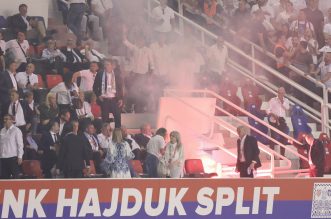 Split: Armada bacala baklje na svečanu ložu. Jedna je uletjela među uzvanike Split: Armada bacala baklje na svečanu ložu. Jedna je uletjela među uzvanike