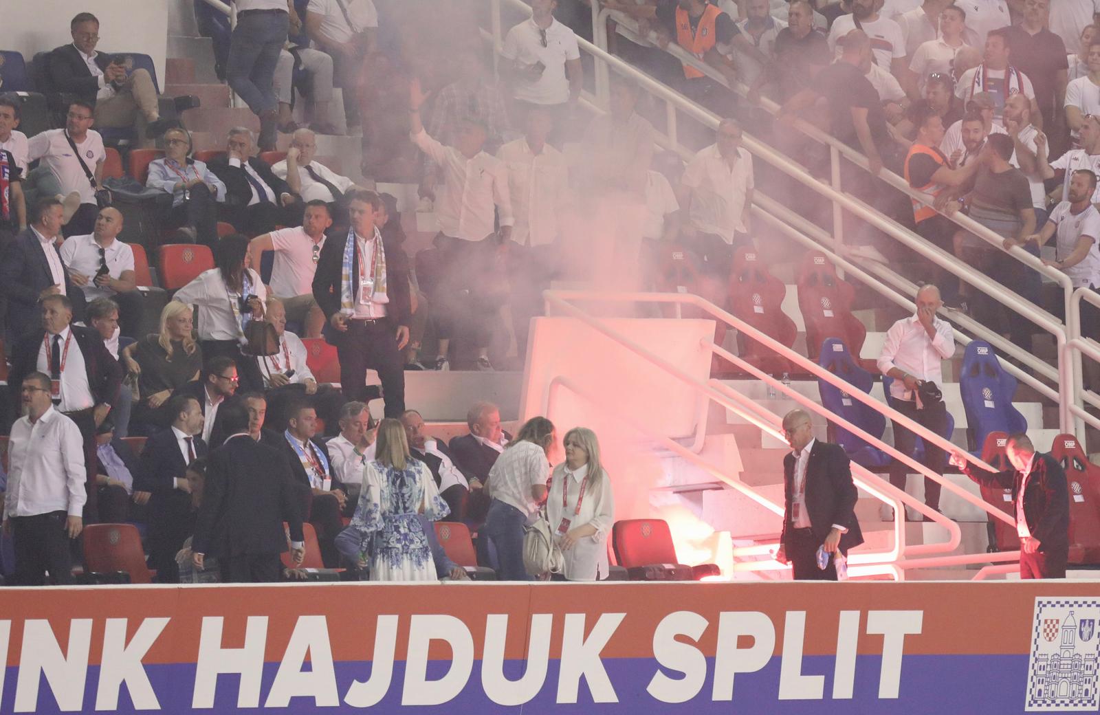 Split: Armada bacala baklje na svečanu ložu. Jedna je uletjela među uzvanike Split: Armada bacala baklje na svečanu ložu. Jedna je uletjela među uzvanike