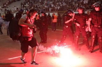 Split: Armada bacala baklje na svečanu ložu. Jedna je uletjela među uzvanike Split: Armada bacala baklje na svečanu ložu. Jedna je uletjela među uzvanike