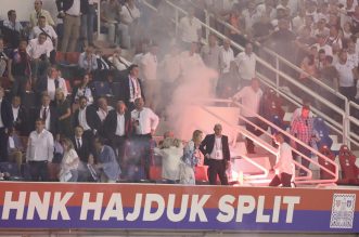 Split: Armada bacala baklje na svečanu ložu. Jedna je uletjela među uzvanike Split: Armada bacala baklje na svečanu ložu. Jedna je uletjela među uzvanike