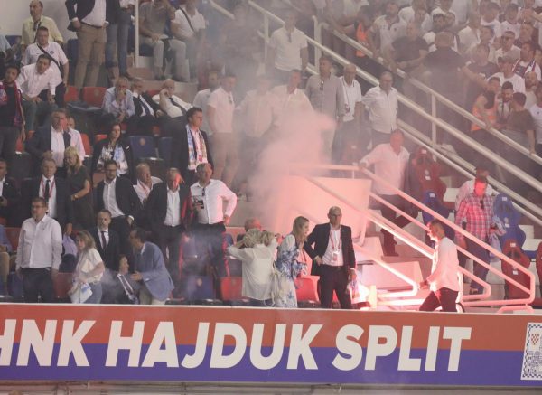 Split: Armada bacala baklje na svečanu ložu. Jedna je uletjela među uzvanike