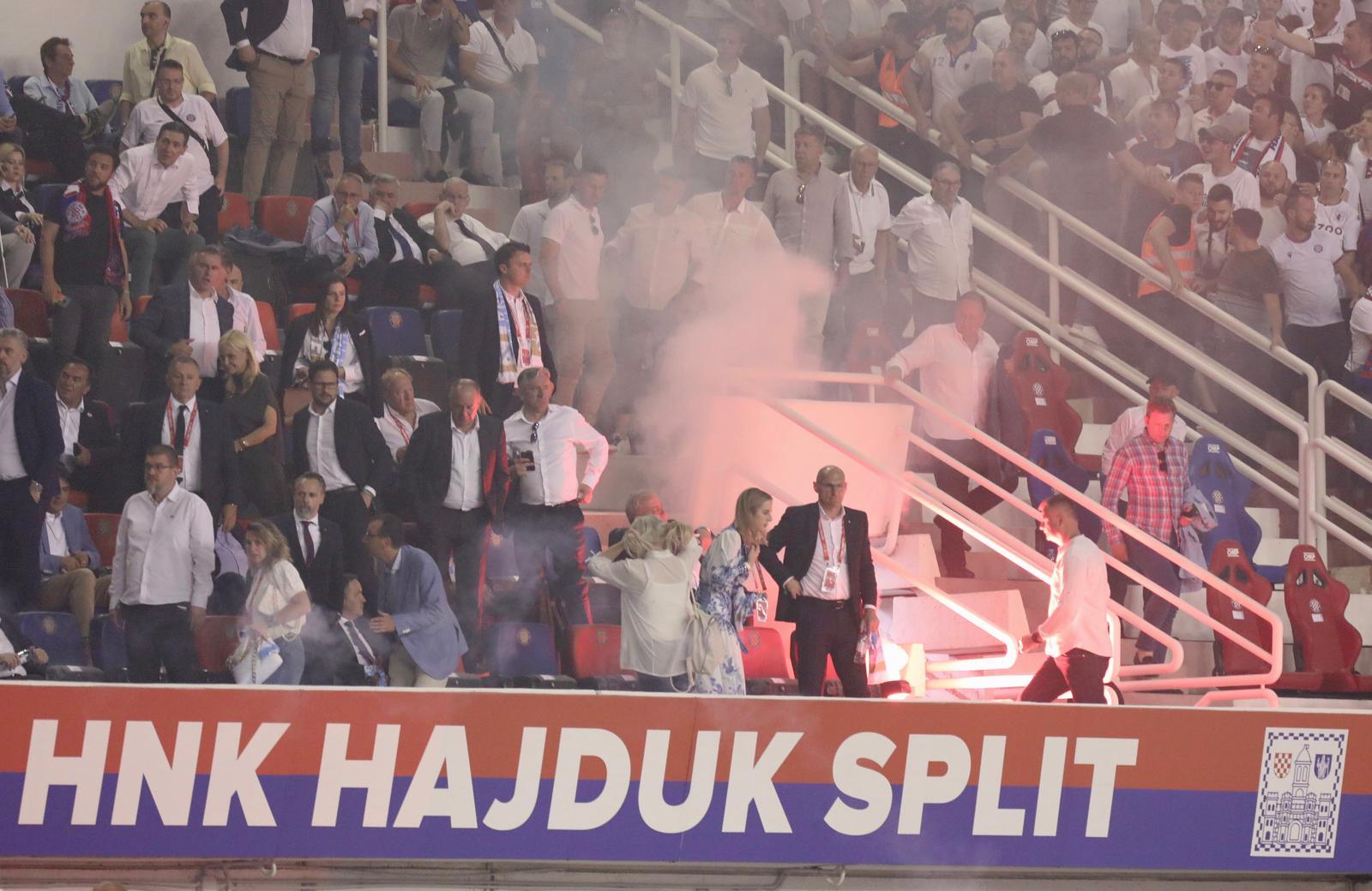 Split: Armada bacala baklje na svečanu ložu. Jedna je uletjela među uzvanike Split: Armada bacala baklje na svečanu ložu. Jedna je uletjela među uzvanike