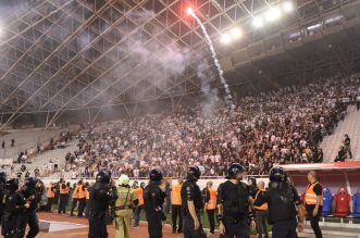 Split: Armada bacala baklje na svečanu ložu. Jedna je uletjela među uzvanike Split: Armada bacala baklje na svečanu ložu. Jedna je uletjela među uzvanike