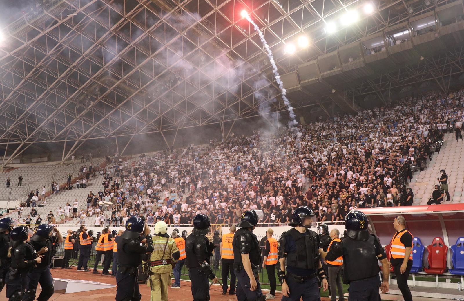 Split: Armada bacala baklje na svečanu ložu. Jedna je uletjela među uzvanike Split: Armada bacala baklje na svečanu ložu. Jedna je uletjela među uzvanike