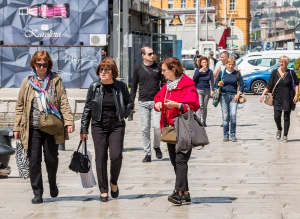 Riva gat Karoline šetači penzioneri-16