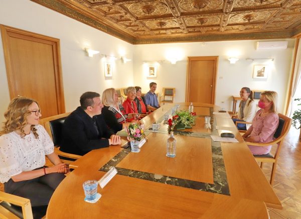 Zamjenica-gradonačelnika-Rijeke-primila-učitelje-osnovnih-škola-Pećine-i-Volksschule-Triester-iz-Graza-16