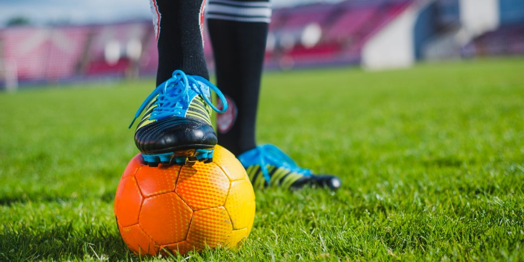 nogomet lopta igrač kopačke joma football-player-with-foot-ball-1 (1) nogomet lopta igrač kopačke joma football-player-with-foot-ball-1 (1)