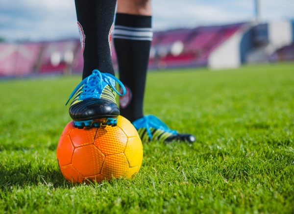 nogomet lopta igrač kopačke joma football-player-with-foot-ball-1 (1) nogomet lopta igrač kopačke joma football-player-with-foot-ball-1 (1)