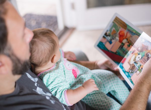 očinski dopust otac beba picsea-unsplash