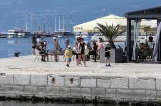 Riječani i turisti uživaju u suncu na terasama kafića i šetnji Korzom Riječani i turisti uživaju u suncu na terasama kafića i šetnji Korzom
