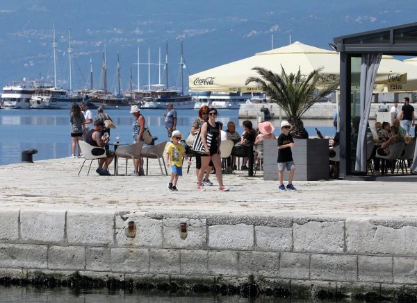 Riječani i turisti uživaju u suncu na terasama kafića i šetnji Korzom