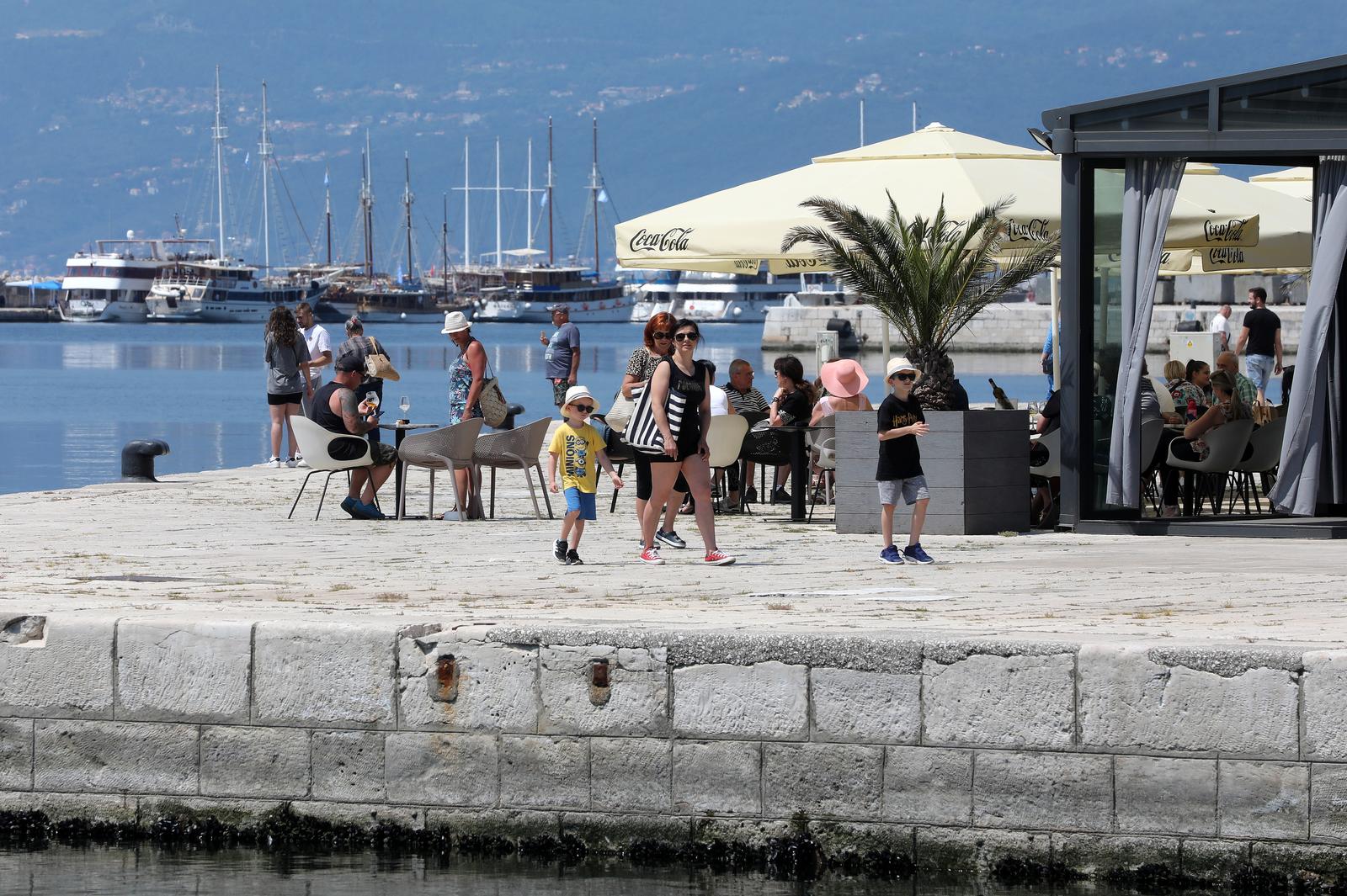 Riječani i turisti uživaju u suncu na terasama kafića i šetnji Korzom Riječani i turisti uživaju u suncu na terasama kafića i šetnji Korzom