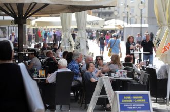 Riječani i turisti uživaju u suncu na terasama kafića i šetnji Korzom Riječani i turisti uživaju u suncu na terasama kafića i šetnji Korzom