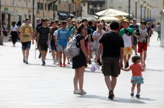 Riječani i turisti uživaju u suncu na terasama kafića i šetnji Korzom Riječani i turisti uživaju u suncu na terasama kafića i šetnji Korzom