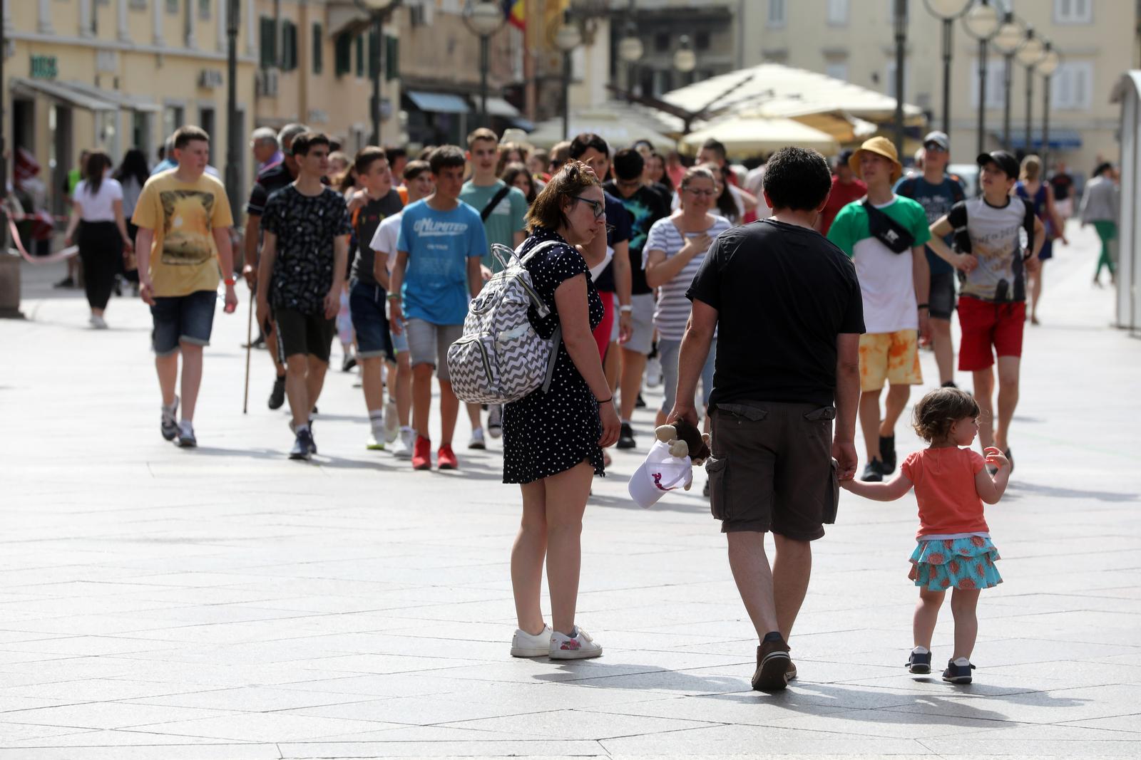 Riječani i turisti uživaju u suncu na terasama kafića i šetnji Korzom Riječani i turisti uživaju u suncu na terasama kafića i šetnji Korzom