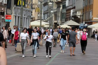 Riječani i turisti uživaju u suncu na terasama kafića i šetnji Korzom Riječani i turisti uživaju u suncu na terasama kafića i šetnji Korzom