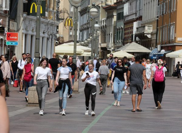 Riječani i turisti uživaju u suncu na terasama kafića i šetnji Korzom