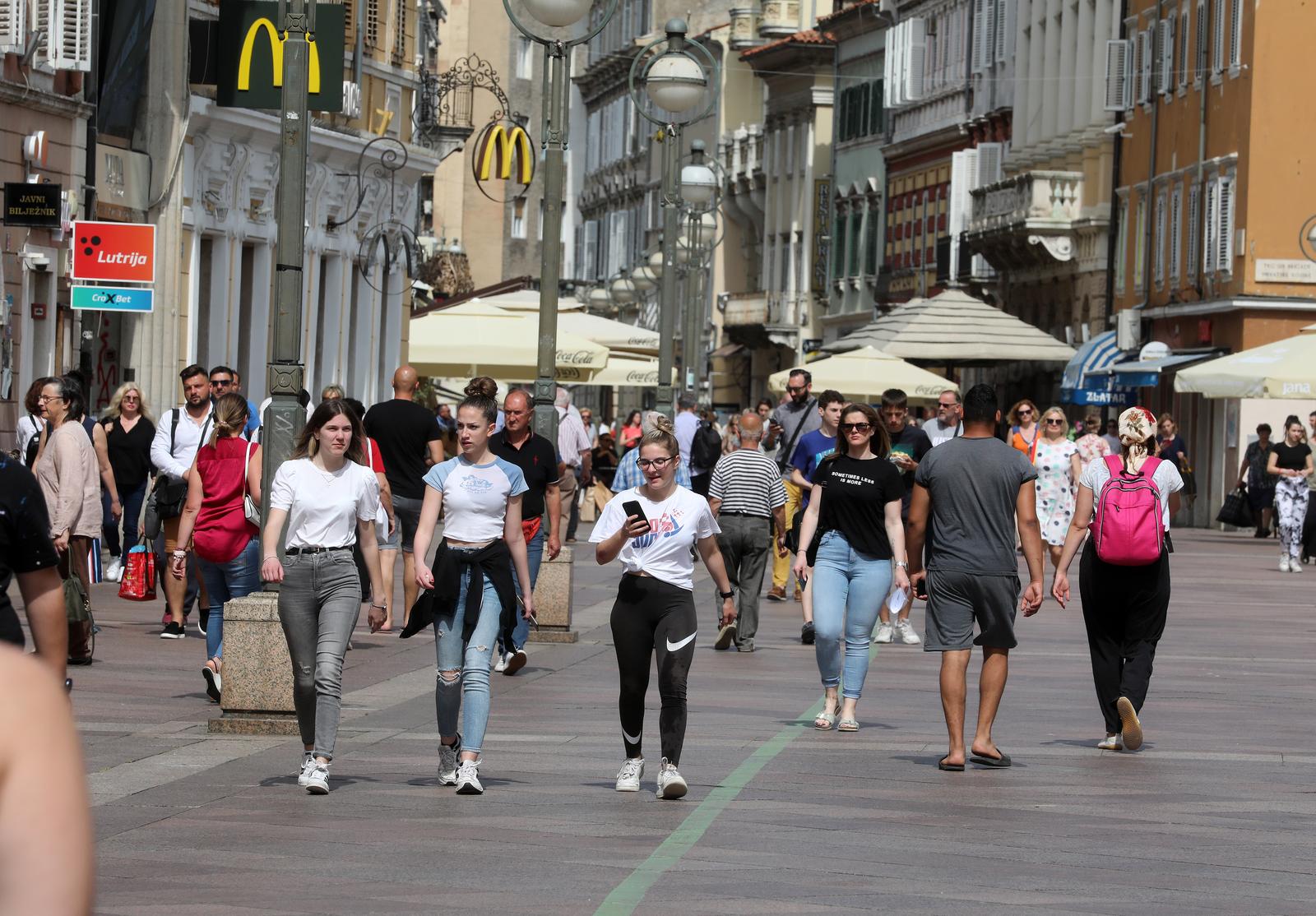 Riječani i turisti uživaju u suncu na terasama kafića i šetnji Korzom Riječani i turisti uživaju u suncu na terasama kafića i šetnji Korzom