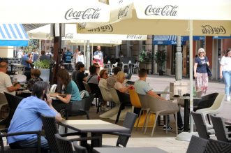 Riječani i turisti uživaju u suncu na terasama kafića i šetnji Korzom Riječani i turisti uživaju u suncu na terasama kafića i šetnji Korzom