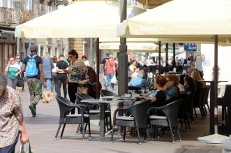 Riječani i turisti uživaju u suncu na terasama kafića i šetnji Korzom Riječani i turisti uživaju u suncu na terasama kafića i šetnji Korzom