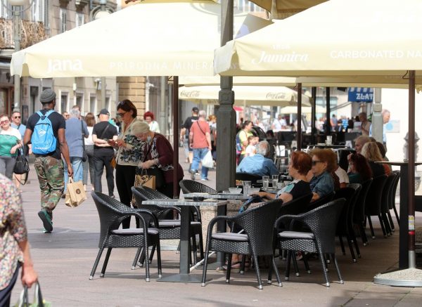 Riječani i turisti uživaju u suncu na terasama kafića i šetnji Korzom