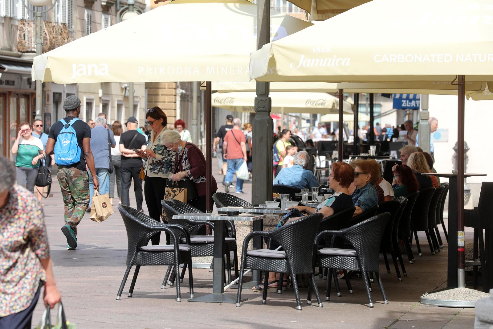 Riječani i turisti uživaju u suncu na terasama kafića i šetnji Korzom Riječani i turisti uživaju u suncu na terasama kafića i šetnji Korzom