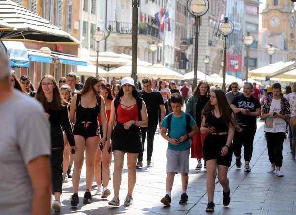 Riječani i turisti uživaju u suncu na terasama kafića i šetnji Korzom