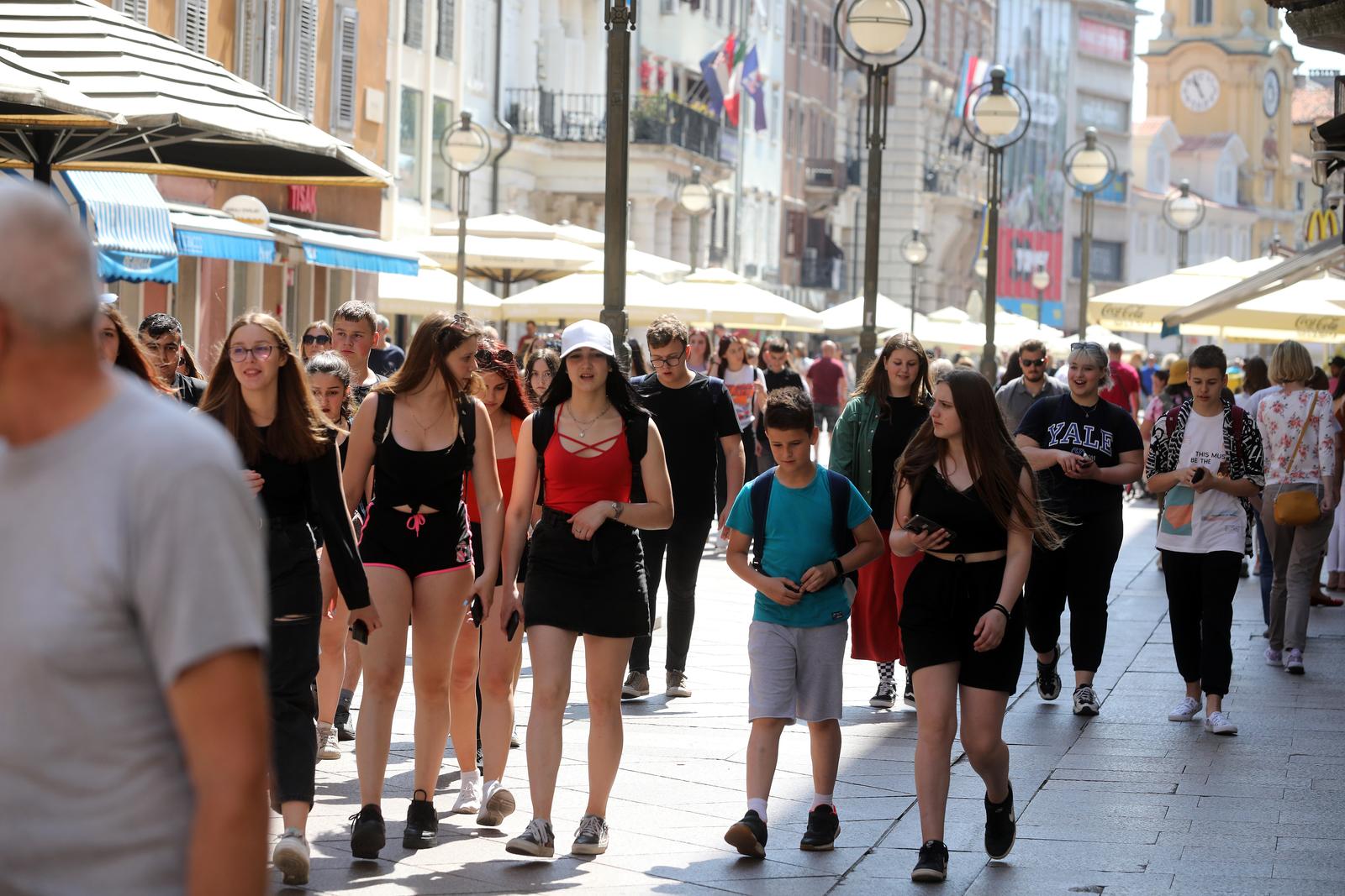 Riječani i turisti uživaju u suncu na terasama kafića i šetnji Korzom Riječani i turisti uživaju u suncu na terasama kafića i šetnji Korzom