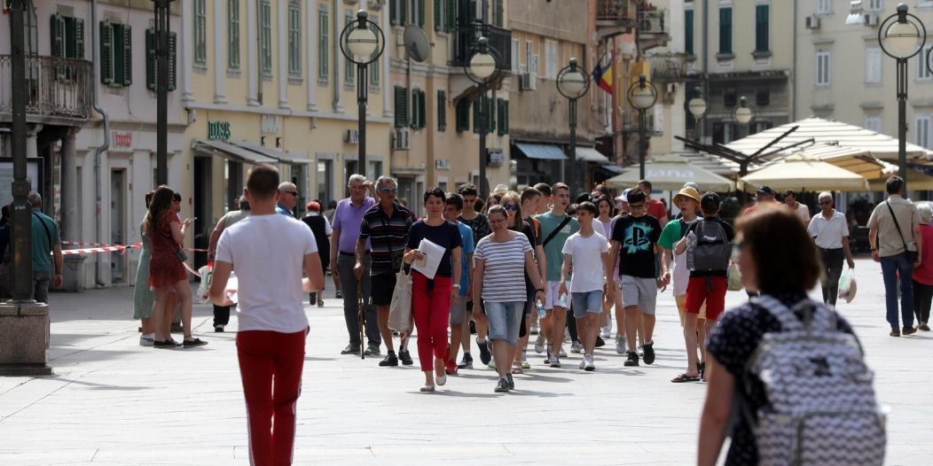 Riječani i turisti uživaju u suncu na terasama kafića i šetnji Korzom Riječani i turisti uživaju u suncu na terasama kafića i šetnji Korzom