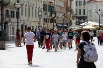 Riječani i turisti uživaju u suncu na terasama kafića i šetnji Korzom Riječani i turisti uživaju u suncu na terasama kafića i šetnji Korzom