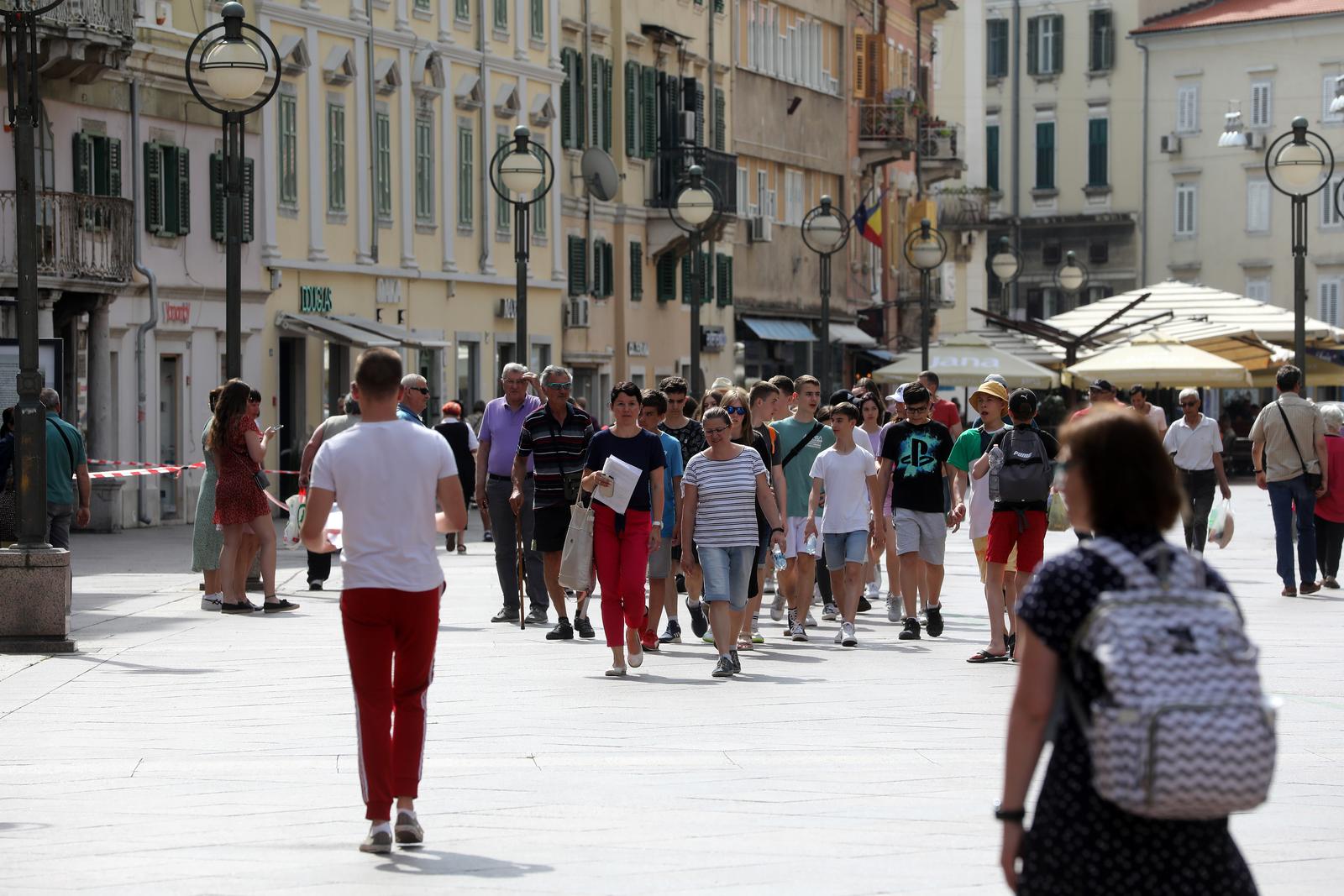 Riječani i turisti uživaju u suncu na terasama kafića i šetnji Korzom Riječani i turisti uživaju u suncu na terasama kafića i šetnji Korzom