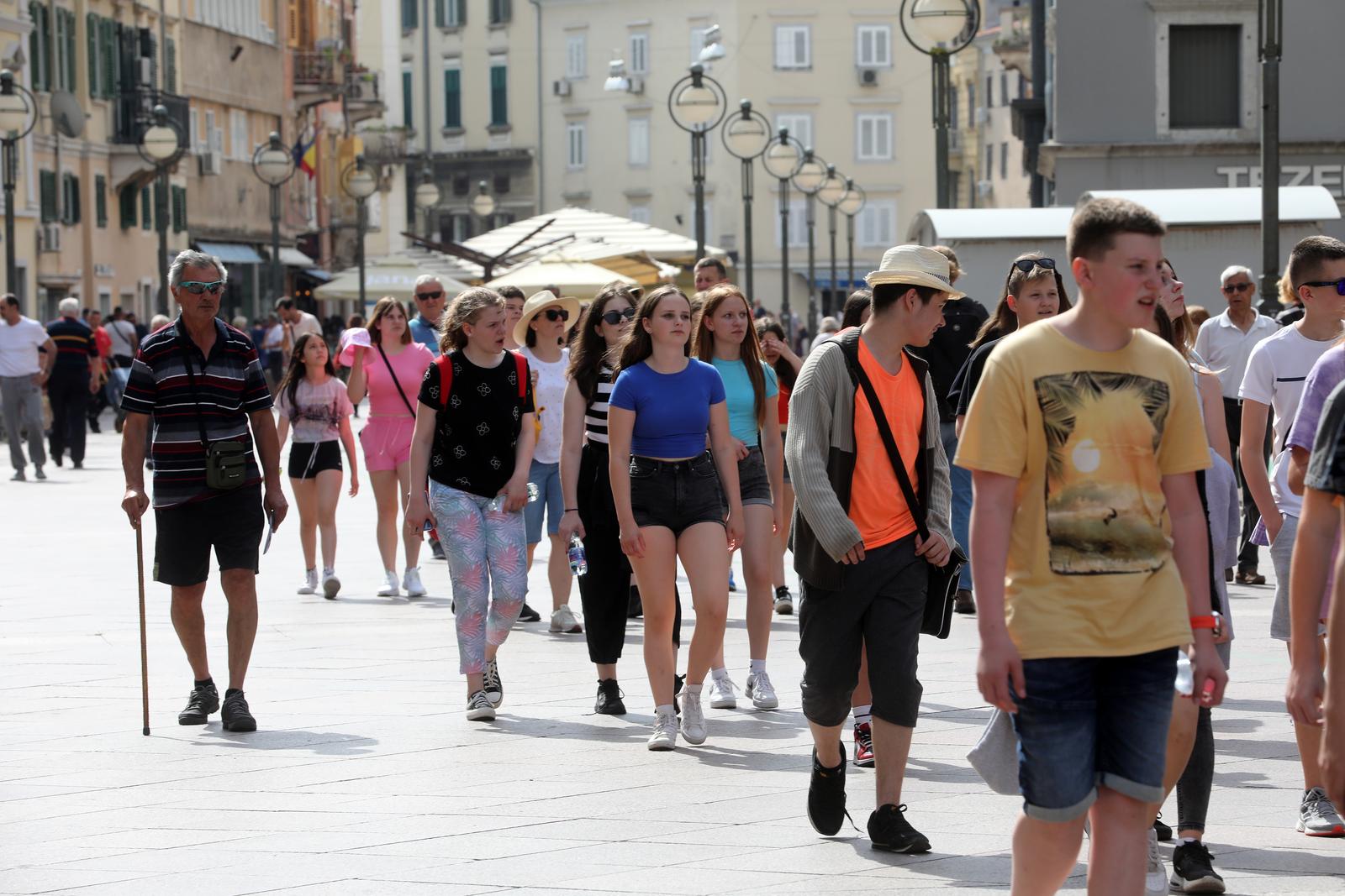 Riječani i turisti uživaju u suncu na terasama kafića i šetnji Korzom Riječani i turisti uživaju u suncu na terasama kafića i šetnji Korzom
