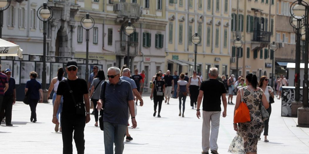 Riječani i turisti uživaju u suncu na terasama kafića i šetnji Korzom Riječani i turisti uživaju u suncu na terasama kafića i šetnji Korzom