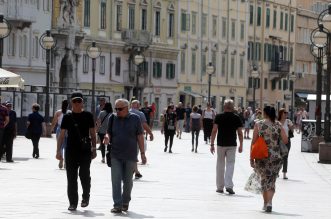 Riječani i turisti uživaju u suncu na terasama kafića i šetnji Korzom Riječani i turisti uživaju u suncu na terasama kafića i šetnji Korzom