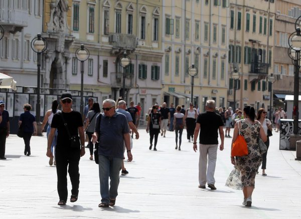 Riječani i turisti uživaju u suncu na terasama kafića i šetnji Korzom
