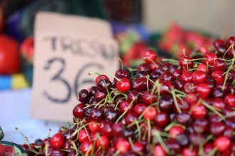 Rijeka: Prve ovogodišnje trešnje na tržnici prodaju se po 36 kuna za kilogram Rijeka: Prve ovogodišnje trešnje na tržnici prodaju se po 36 kuna za kilogram