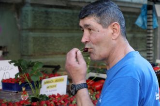 Rijeka: Prve ovogodišnje trešnje na tržnici prodaju se po 36 kuna za kilogram Rijeka: Prve ovogodišnje trešnje na tržnici prodaju se po 36 kuna za kilogram