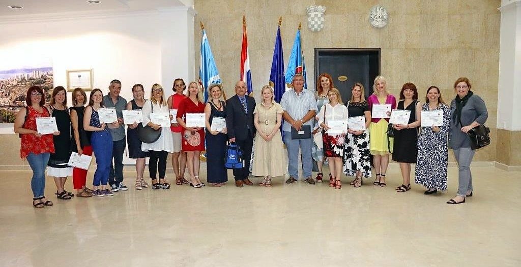 Dodjela-diploma-polaznicima-edukacije-o-darovitim-učenicima-Međunarodnog-centra-za-inovacije-i-obrazo-15 Dodjela-diploma-polaznicima-edukacije-o-darovitim-učenicima-Međunarodnog-centra-za-inovacije-i-obrazo-15
