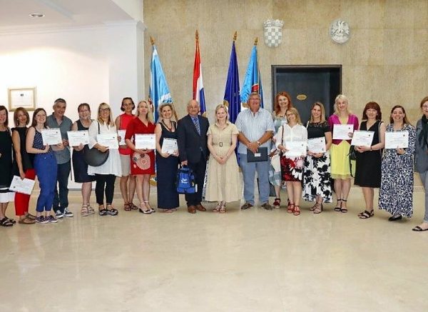 Dodjela-diploma-polaznicima-edukacije-o-darovitim-učenicima-Međunarodnog-centra-za-inovacije-i-obrazo-15
