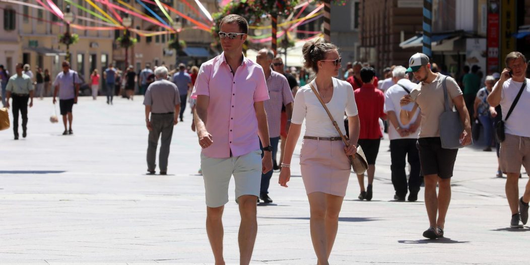 Rijeka: Prolazici i turisti uživaju u šetnji gradom Rijeka: Prolazici i turisti uživaju u šetnji gradom