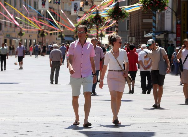 Rijeka: Prolazici i turisti uživaju u šetnji gradom
