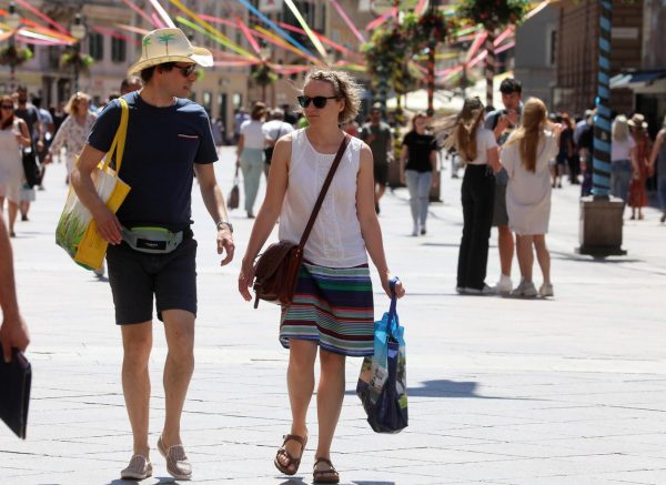 Rijeka: Prolazici i turisti uživaju u šetnji gradom