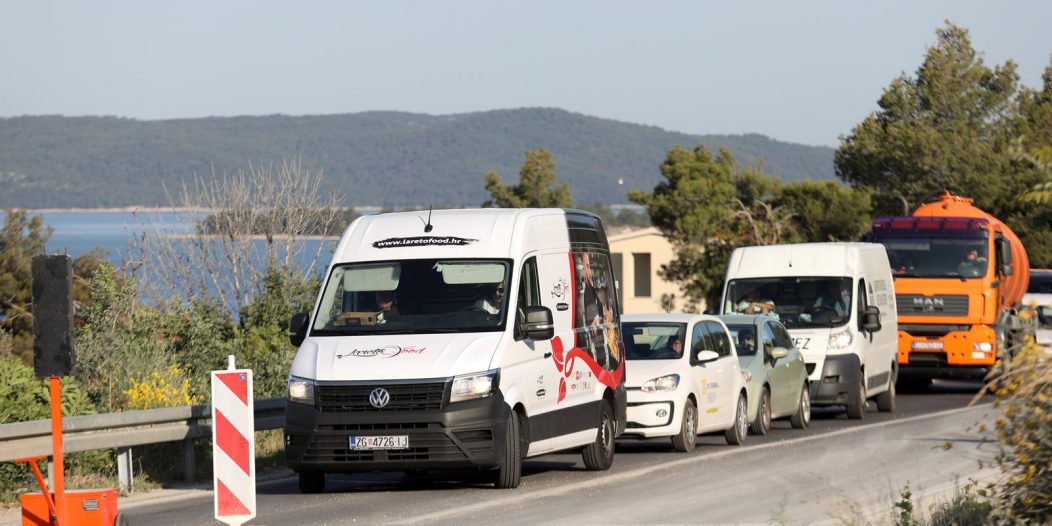 Šibenik: U okolici Žaborića traju radovi na cesti, u koloni se ostaje i do sat vremena Šibenik: U okolici Žaborića traju radovi na cesti, u koloni se ostaje i do sat vremena
