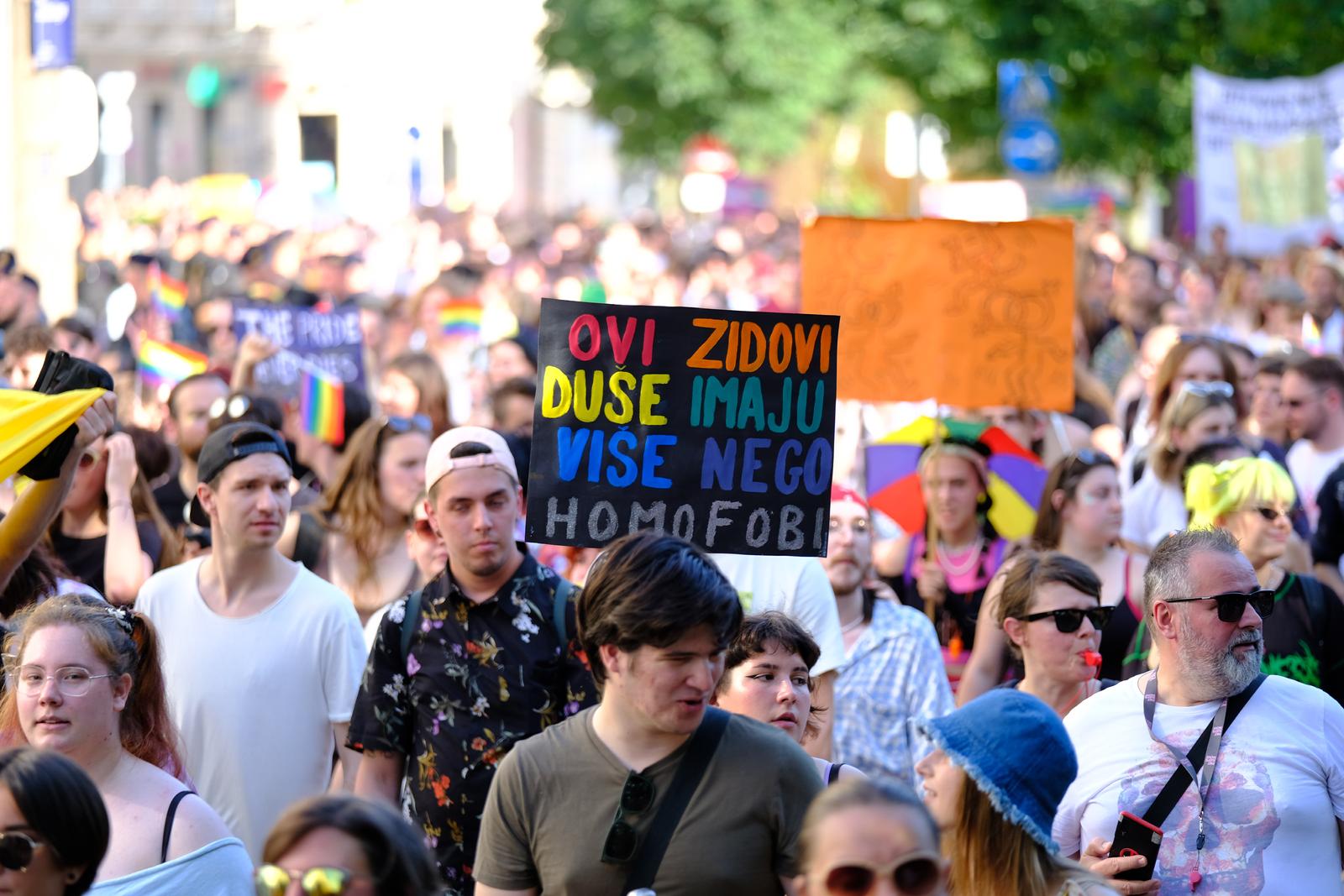 Zagreb: 21. Povorka ponosa pod sloganom “Dajte nam naša četiri zida!” Zagreb: 21. Povorka ponosa pod sloganom “Dajte nam naša četiri zida!”