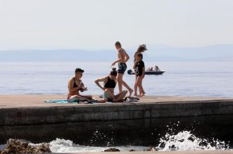 Rijeka: Kupači na gradskoj plaži Grčevo na Pećinama Rijeka: Kupači na gradskoj plaži Grčevo na Pećinama