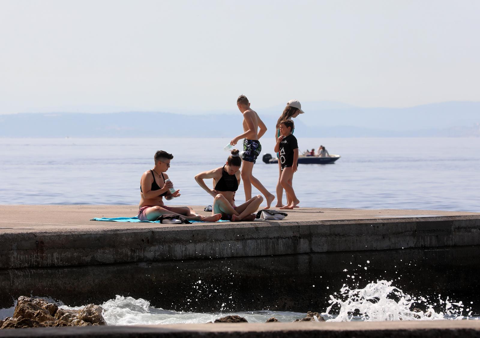Rijeka: Kupači na gradskoj plaži Grčevo na Pećinama Rijeka: Kupači na gradskoj plaži Grčevo na Pećinama