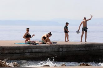 Rijeka: Kupači na gradskoj plaži Grčevo na Pećinama Rijeka: Kupači na gradskoj plaži Grčevo na Pećinama