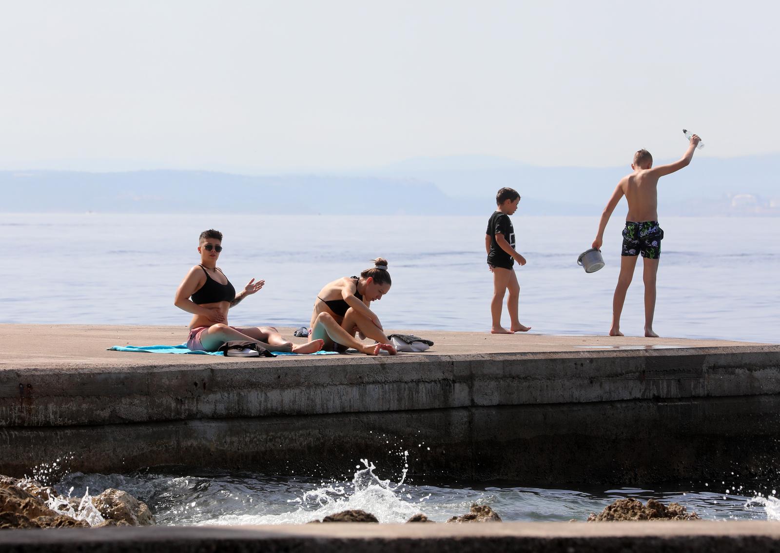 Rijeka: Kupači na gradskoj plaži Grčevo na Pećinama Rijeka: Kupači na gradskoj plaži Grčevo na Pećinama