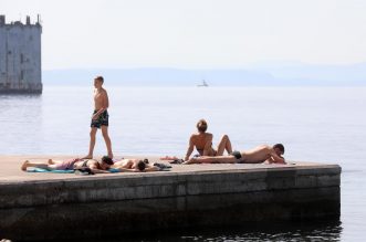 Rijeka: Kupači na gradskoj plaži Grčevo na Pećinama Rijeka: Kupači na gradskoj plaži Grčevo na Pećinama